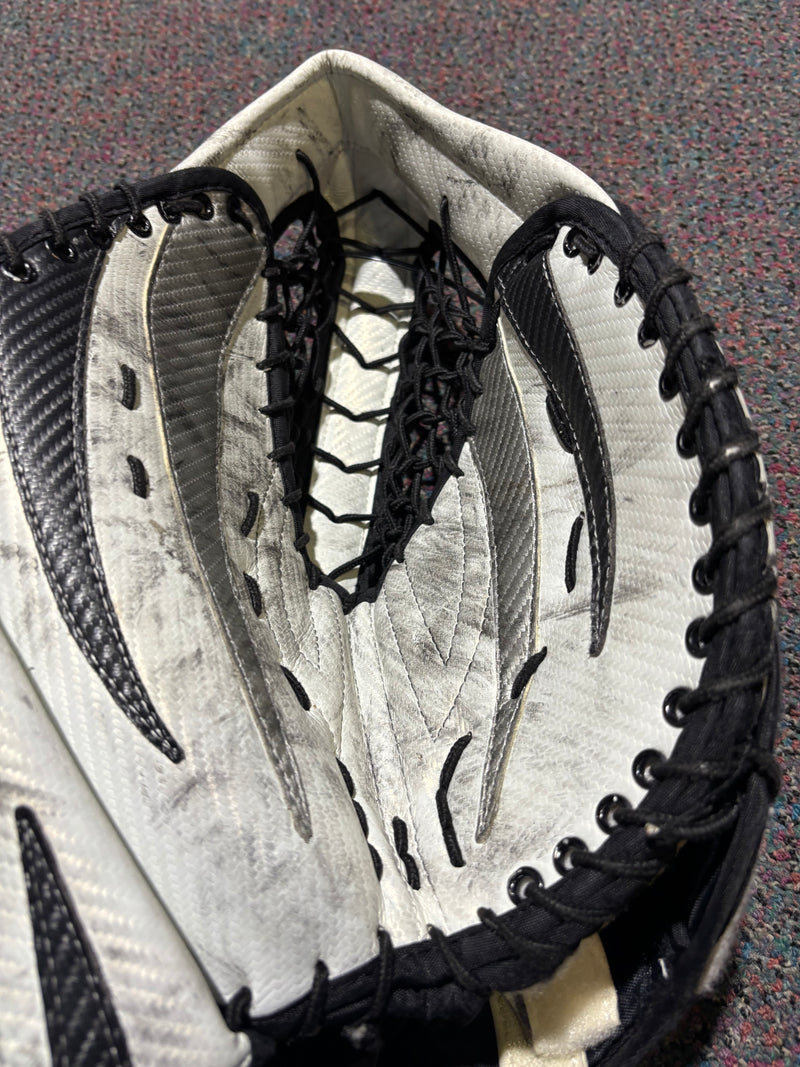 Load image into Gallery viewer, Used Regular Brians Zero G Intermediate Goalie Glove
