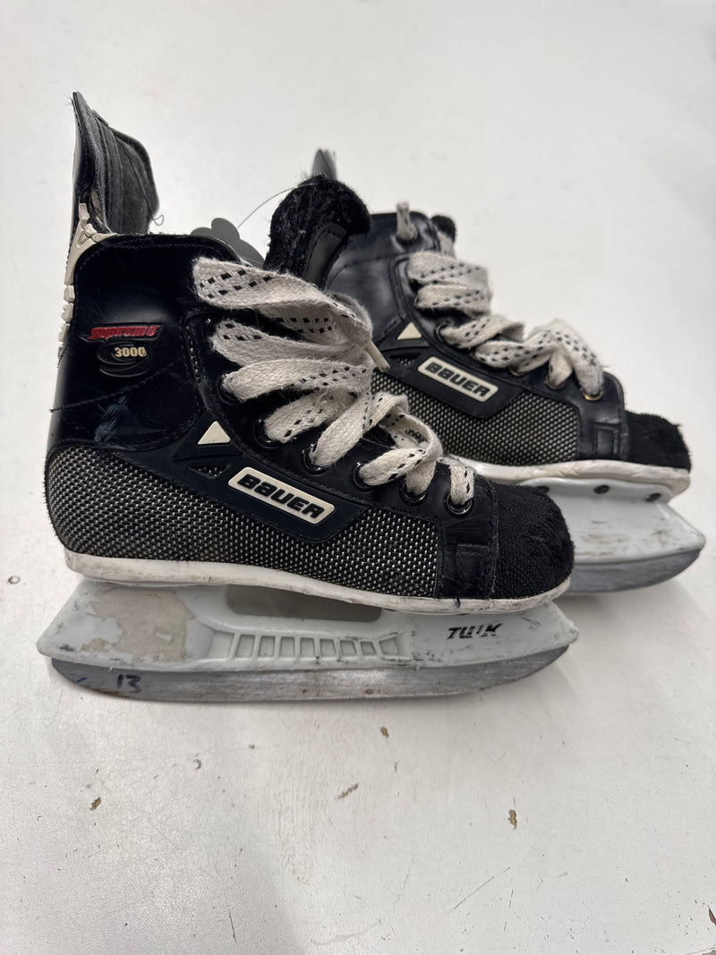 Load image into Gallery viewer, Used Bauer Supreme 3000 Youth Size 13 Hockey Skates
