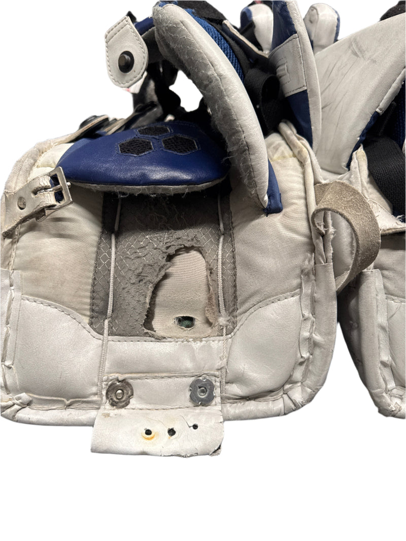 Load image into Gallery viewer, Used Vaughn Velocity VE8 jr 26+2" Goalie Pads
