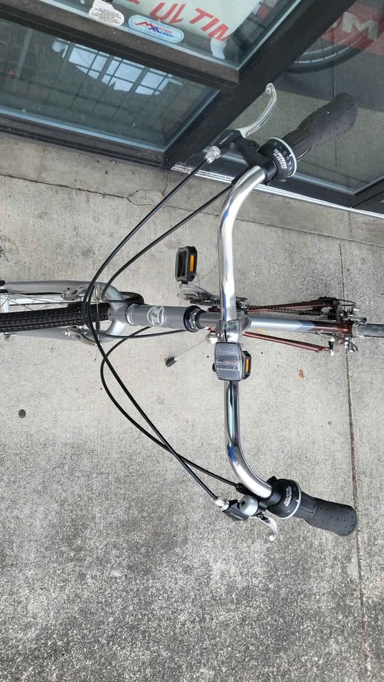 Load image into Gallery viewer, Used Novara Corsa Hybrid Bicycle
