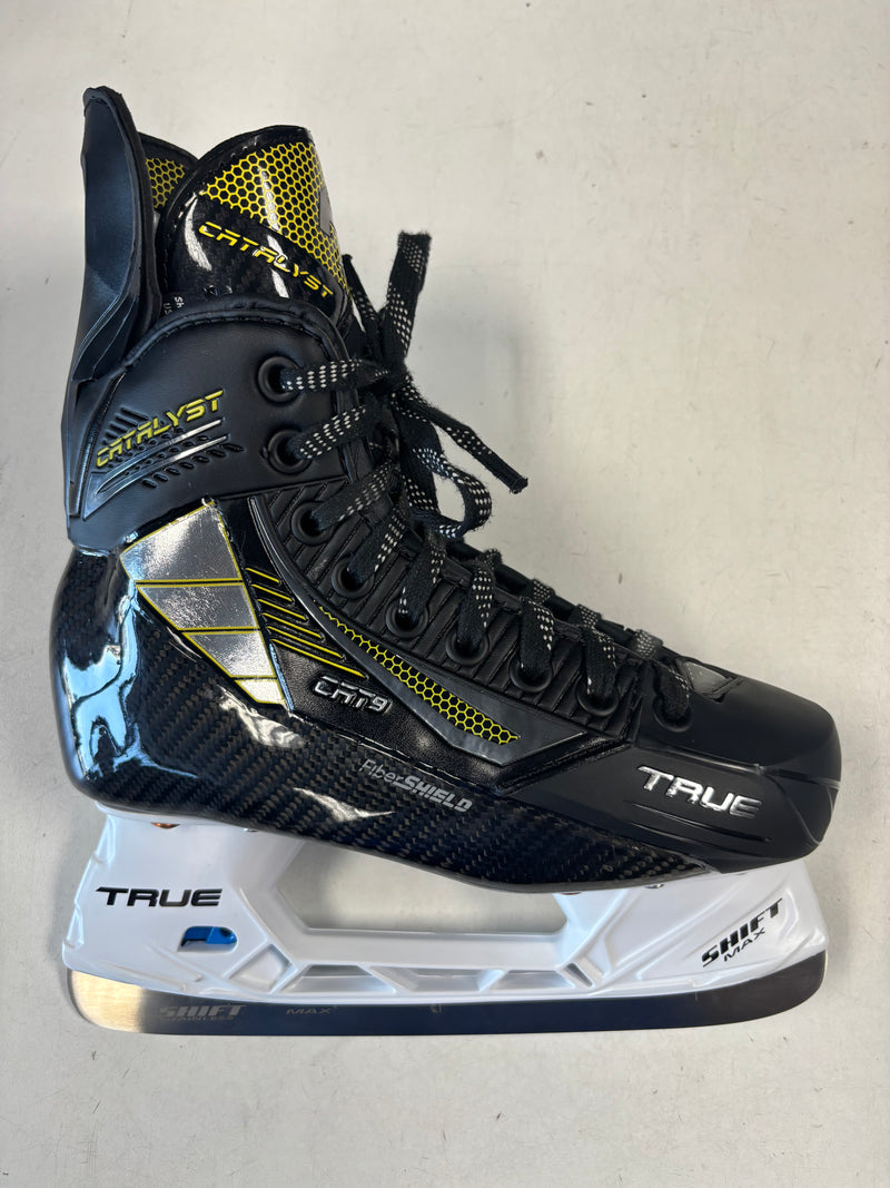 Load image into Gallery viewer, Pre Owned True Catalyst 9 Jr. Size 2 Ice Hockey Skates
