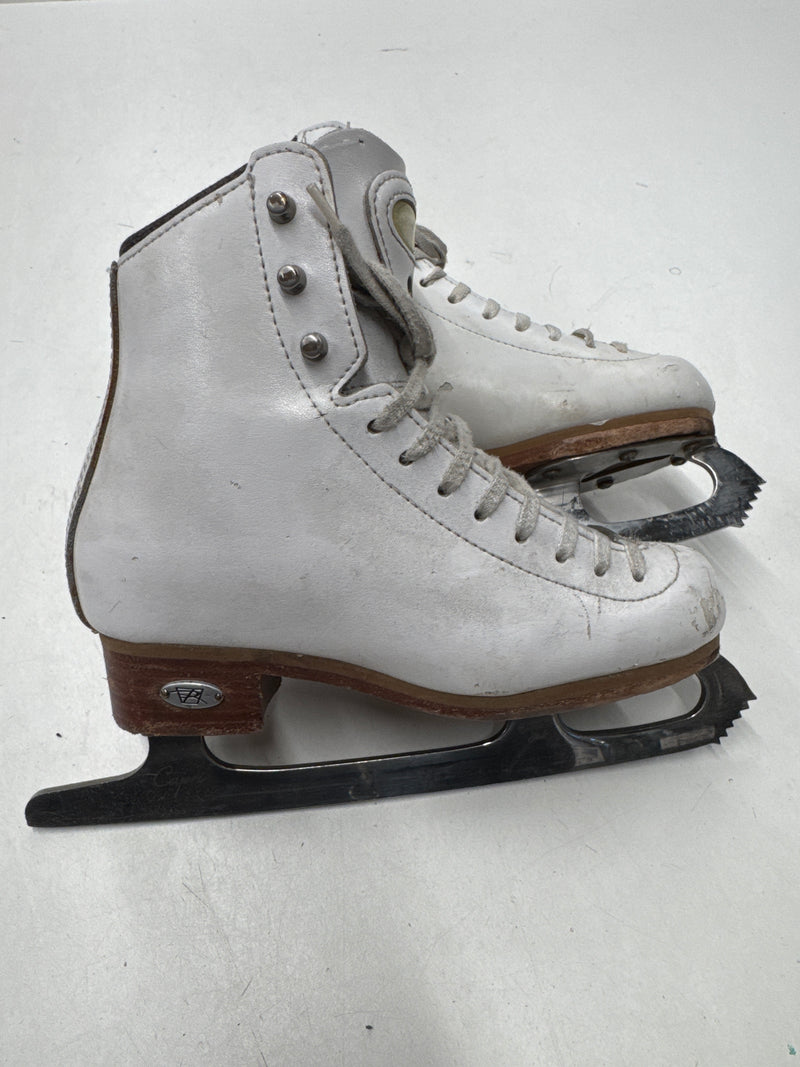 Load image into Gallery viewer, Used Reidell Stride Figure Skate Misses Size 2 Width B
