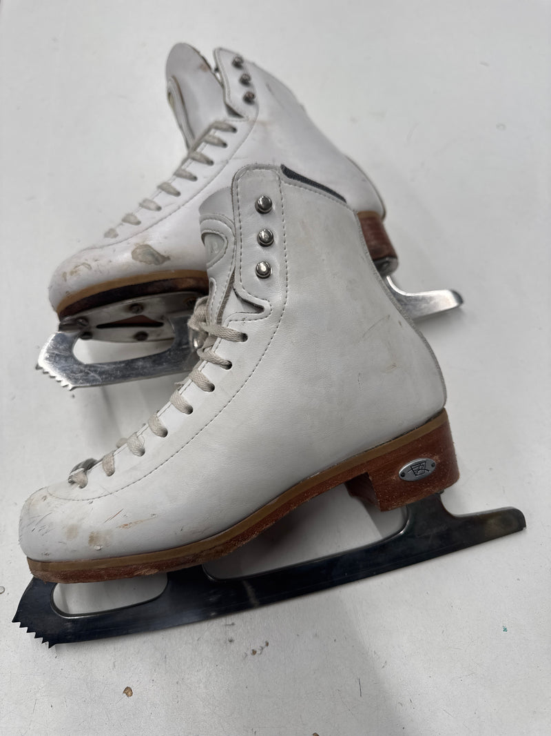 Load image into Gallery viewer, Used Reidell Stride Figure Skate Misses Size 2 Width B
