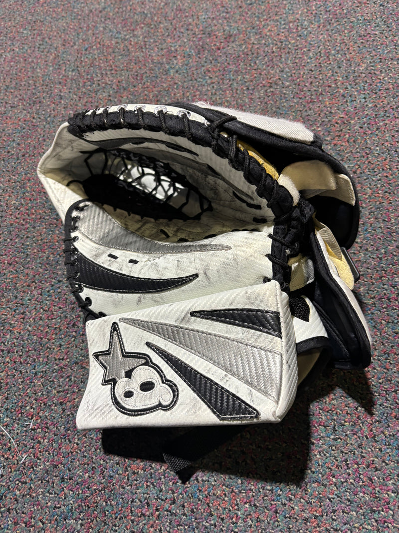 Load image into Gallery viewer, Used Regular Brians Zero G Intermediate Goalie Glove
