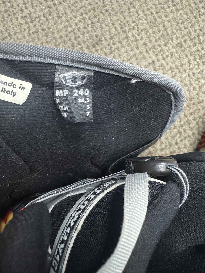 Load image into Gallery viewer, Used Northwave Size 5 Snowboard Boot

