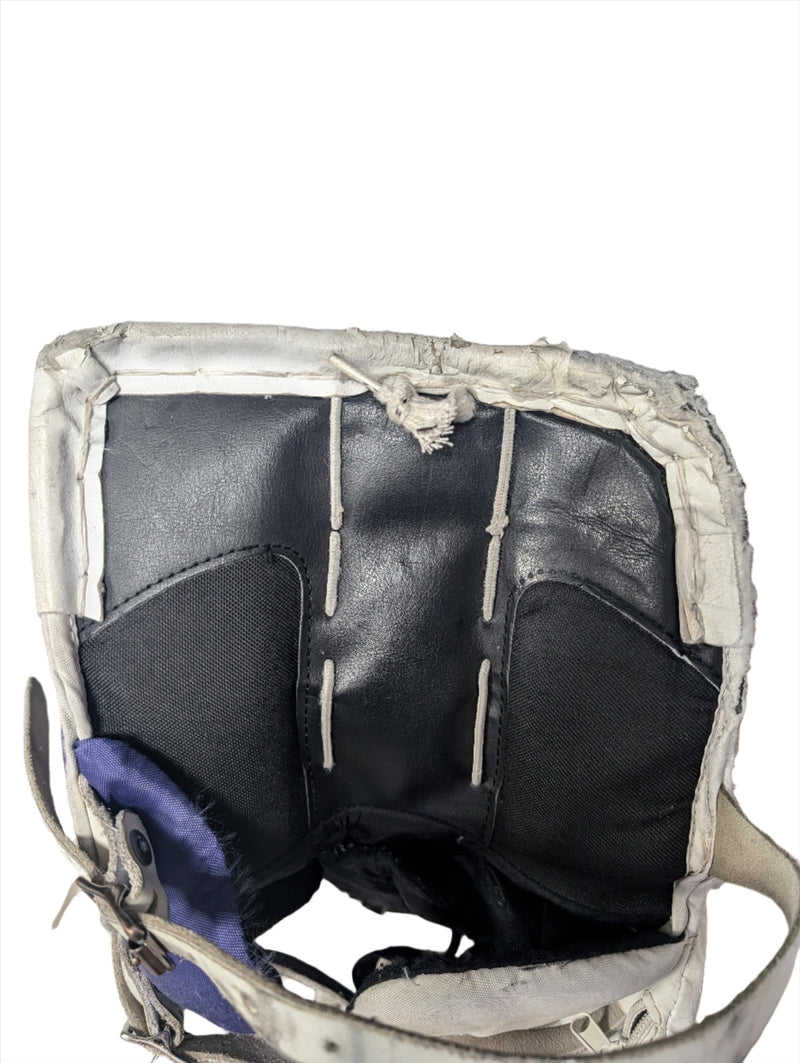 Load image into Gallery viewer, Used Bauer GP-XR4 Jr. 28" Goalie Leg Pads
