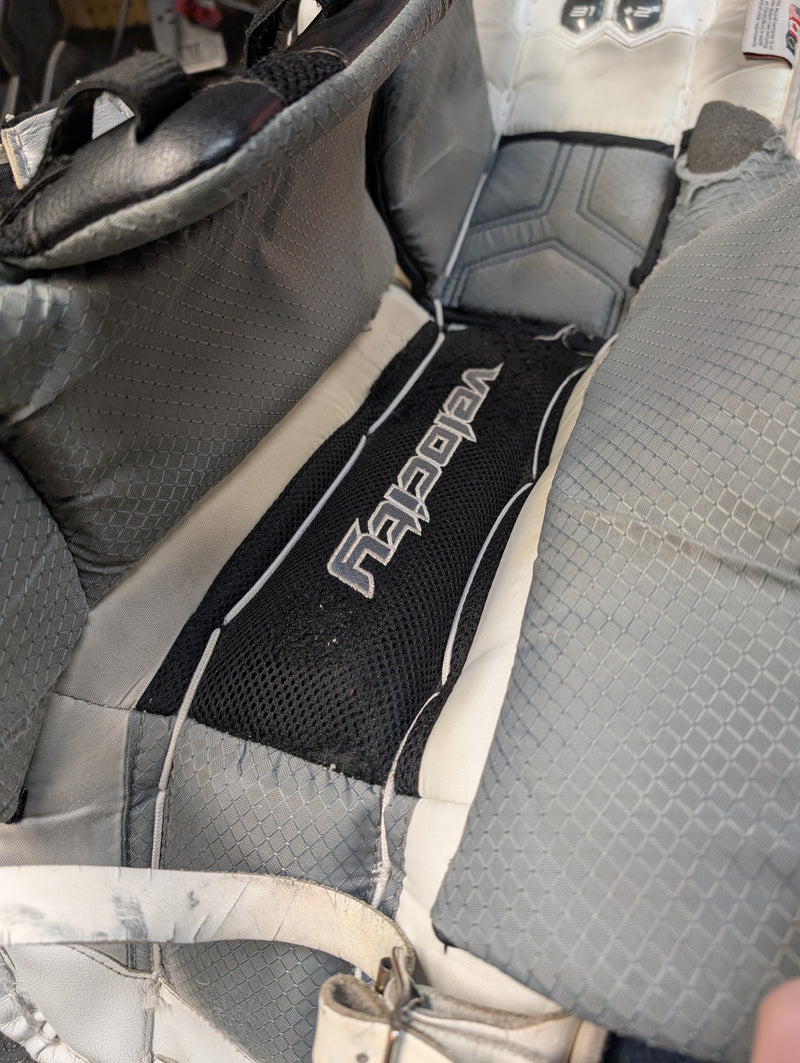 Load image into Gallery viewer, Used Vaughn Velocity VE8 31+2" Intermediate Hockey Goalie Leg Pads
