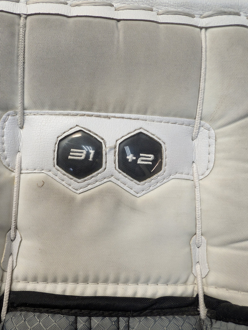 Load image into Gallery viewer, Used Vaughn Velocity VE8 31+2" Intermediate Hockey Goalie Leg Pads
