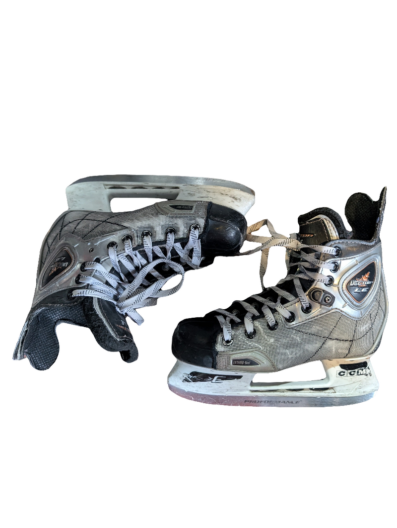 Load image into Gallery viewer, Used CCM Vector LE Size 3.5D Junior Hockey Skates
