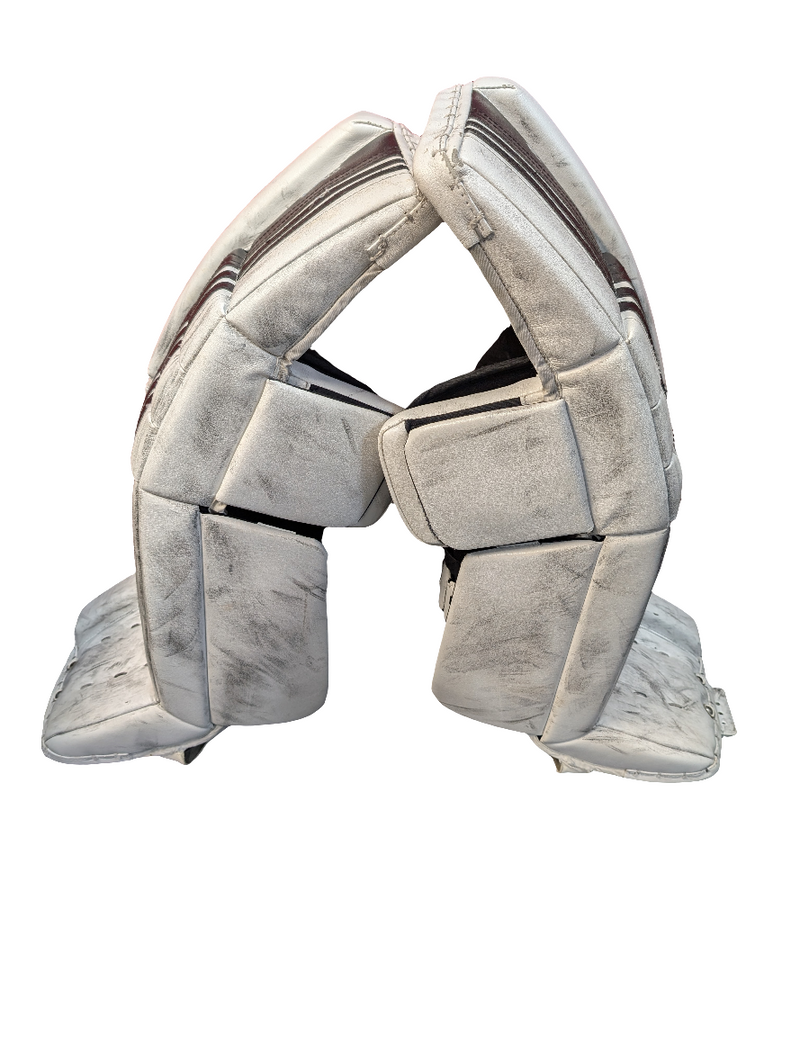 Load image into Gallery viewer, Used Vaughn Velocity VE8 31+2" Intermediate Hockey Goalie Leg Pads
