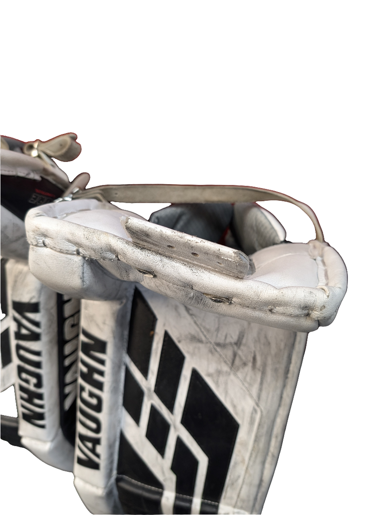 Load image into Gallery viewer, Used Vaughn Velocity VE8 31+2" Intermediate Hockey Goalie Leg Pads
