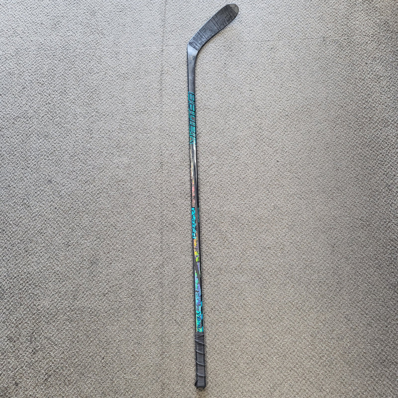 Load image into Gallery viewer, Bauer Twitch Hockey Stick - P28 30 Flex
