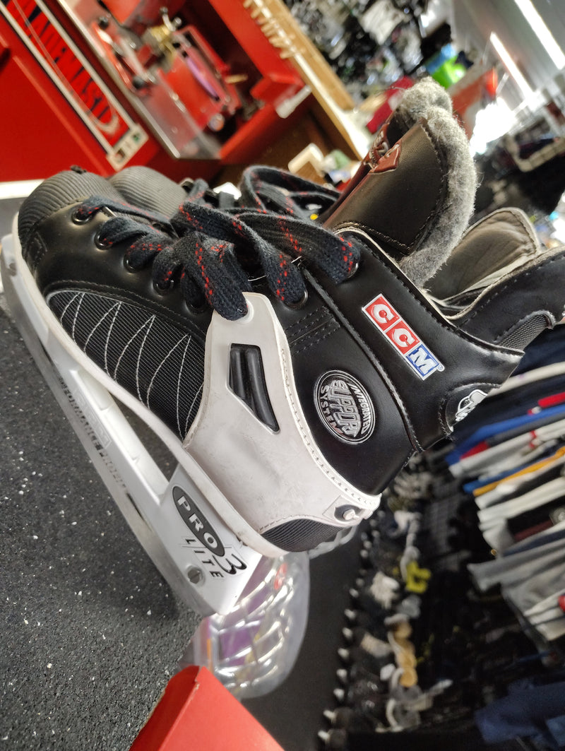Load image into Gallery viewer, Used CCM 452 Tacks Hockey Skates Size 6.5
