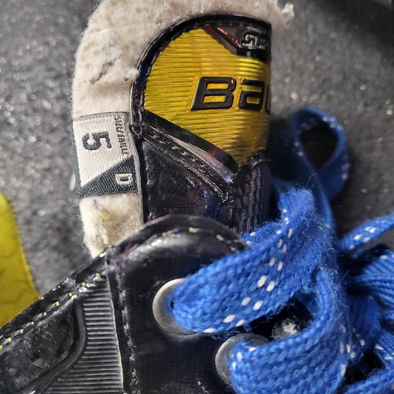 Load image into Gallery viewer, Used Bauer Supreme S37 Size 5 Ice Skates
