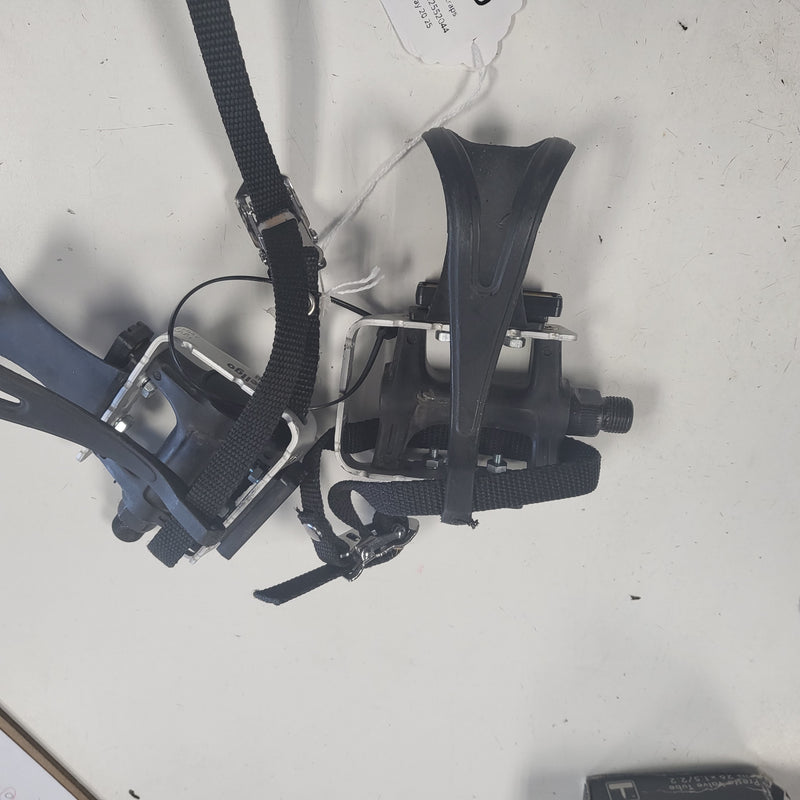 Load image into Gallery viewer, Used Wellgo Bike Pedals w/straps
