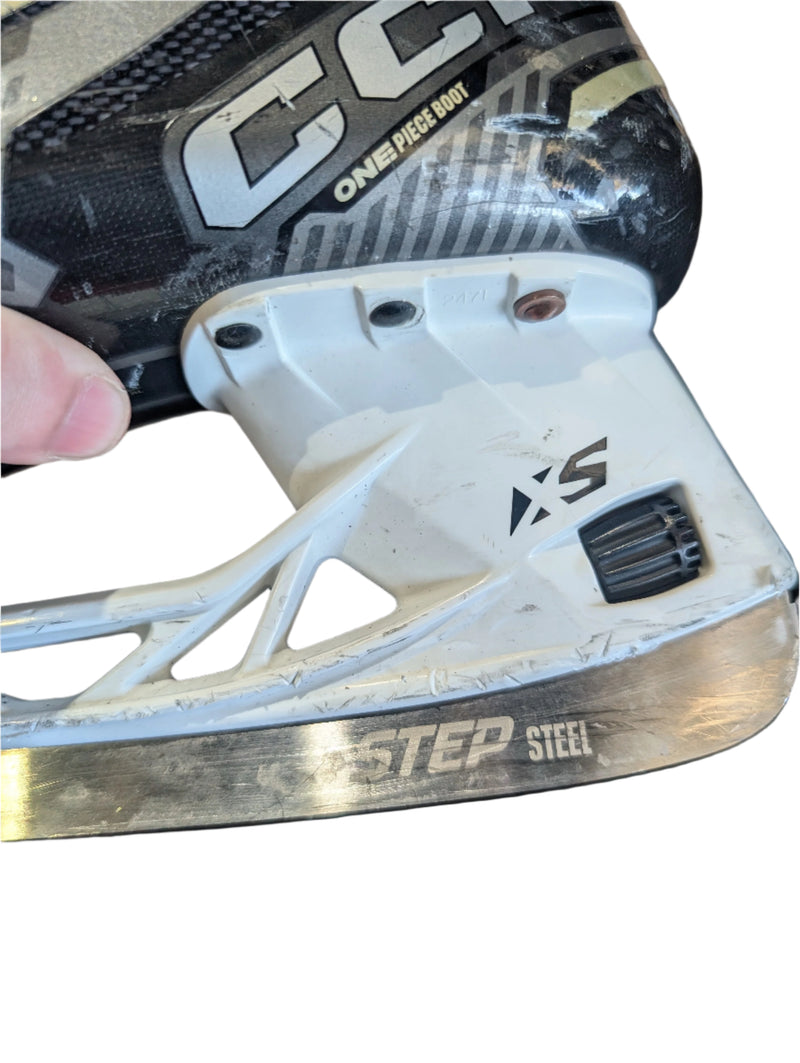 Load image into Gallery viewer, Used CCM Tacks AS-590 Size 5.5 Regular Width Intermediate Hockey Skates
