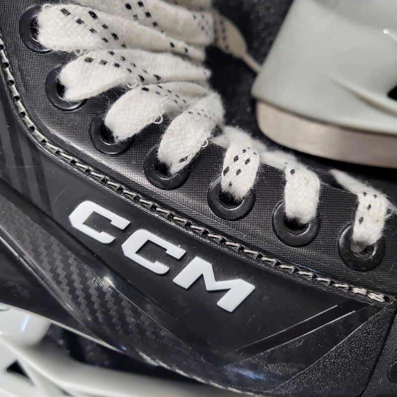 Load image into Gallery viewer, Used CCM Next Ice Skates Size 2
