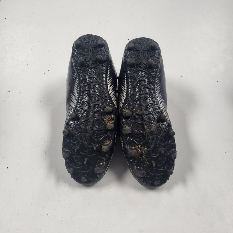 Load image into Gallery viewer, Used Under Armour Spotlight Clone 3.0 Size 4Y Football Cleats
