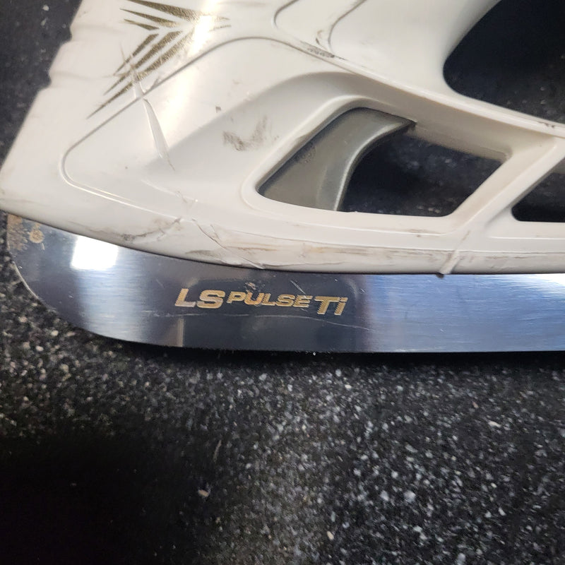 Load image into Gallery viewer, Used Bauer Supreme Mach Size 9.5 Fit 2 Hockey Skates
