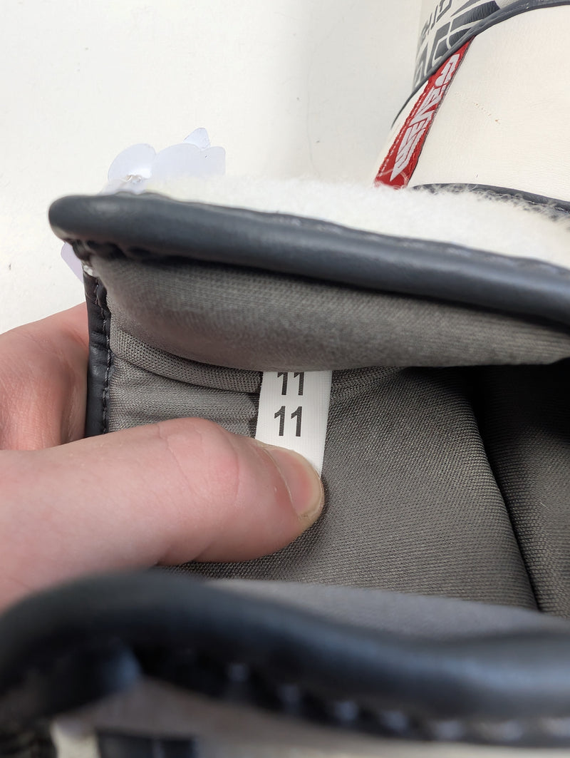 Load image into Gallery viewer, Used Seven Fight Gear Size Small Punching Bag Gloves
