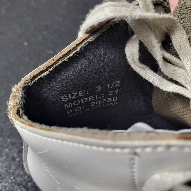 Load image into Gallery viewer, Used Riedell Figure Skates (Model: 21 / Size: 3.5)
