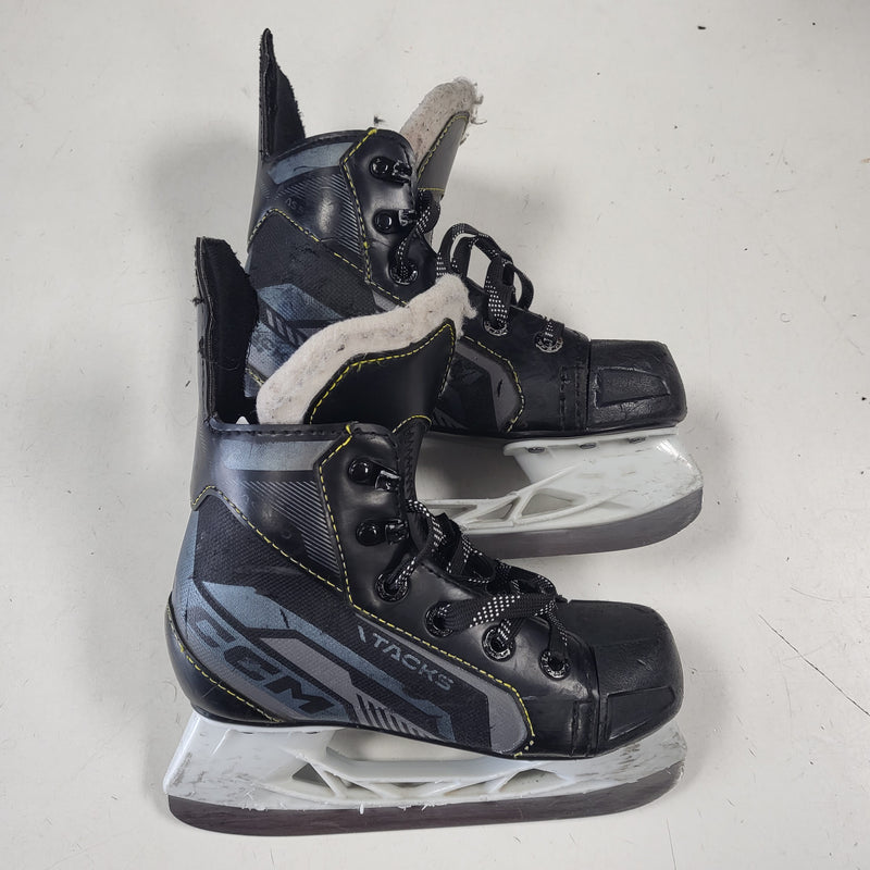 Load image into Gallery viewer, Used CCM Tacks AS 550 Hockey Skates Youth 12
