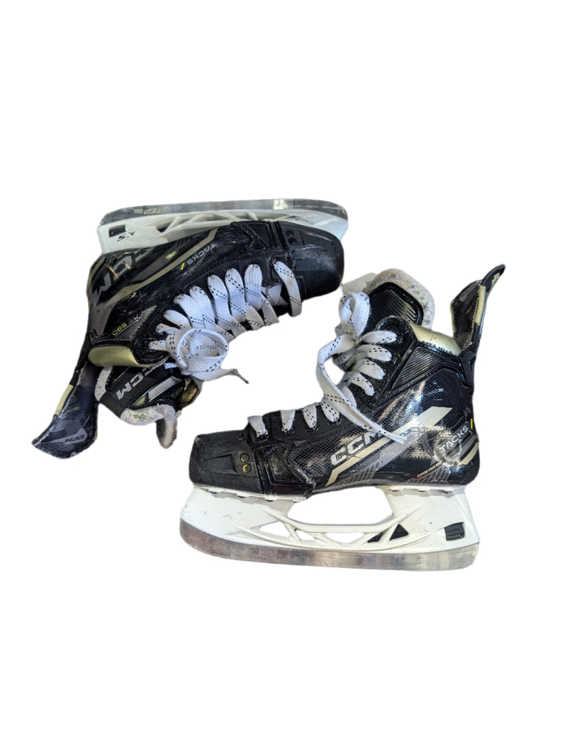 Load image into Gallery viewer, Used CCM Tacks AS-590 Size 5.5 Regular Width Intermediate Hockey Skates
