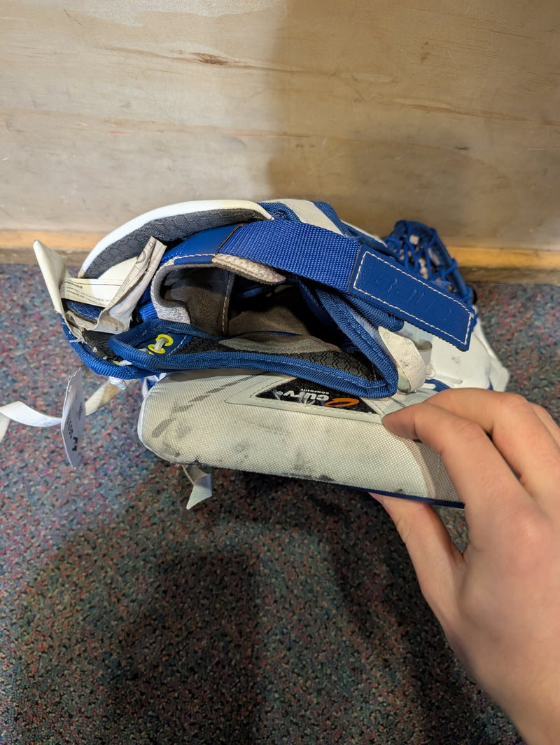 Load image into Gallery viewer, Used Regular Bauer Vapor 3X Intermediate Hockey Goalie Glove
