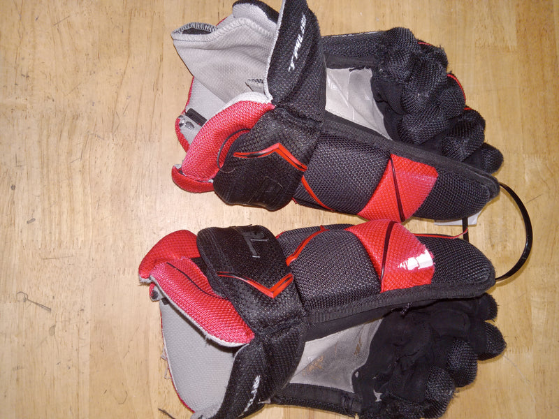 Load image into Gallery viewer, Used True Catalyst 7X 12" Junior Hockey Gloves
