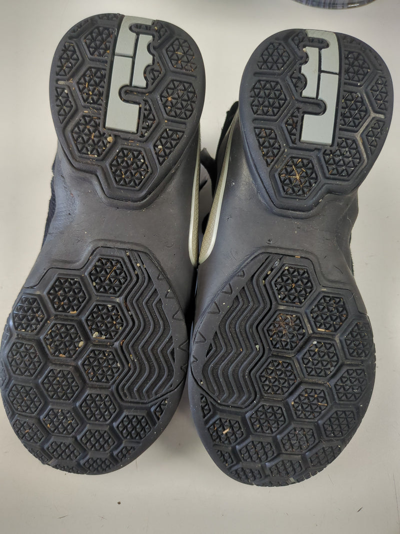 Load image into Gallery viewer, Used Nike Lebron James Soldier 9 IX Black Basketball Shoes Size 7 Yth
