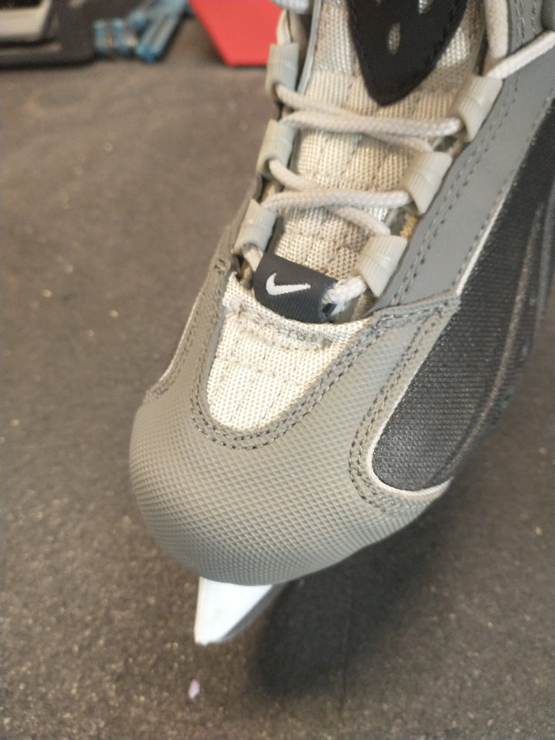 Load image into Gallery viewer, Nike Ice Skates Size Youth 1
