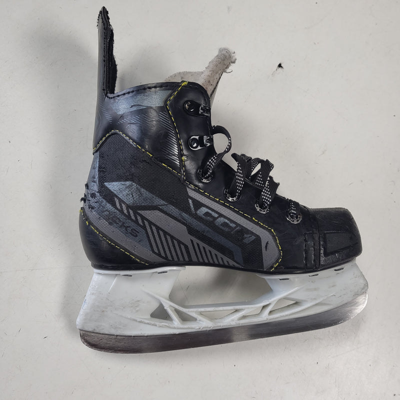 Load image into Gallery viewer, Used CCM Tacks AS 550 Hockey Skates Youth 12
