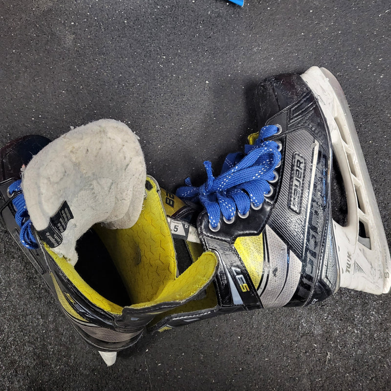 Load image into Gallery viewer, Used Bauer Supreme S37 Size 5 Ice Skates
