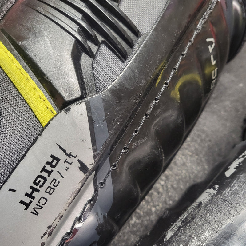 Load image into Gallery viewer, Used CCM Tacks AS580 Hockey Shin Guards 11"
