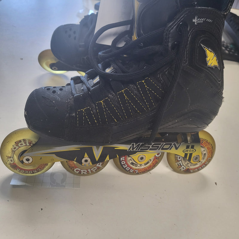 Load image into Gallery viewer, Used Mission D2 Size 4 Inline Hockey Skates
