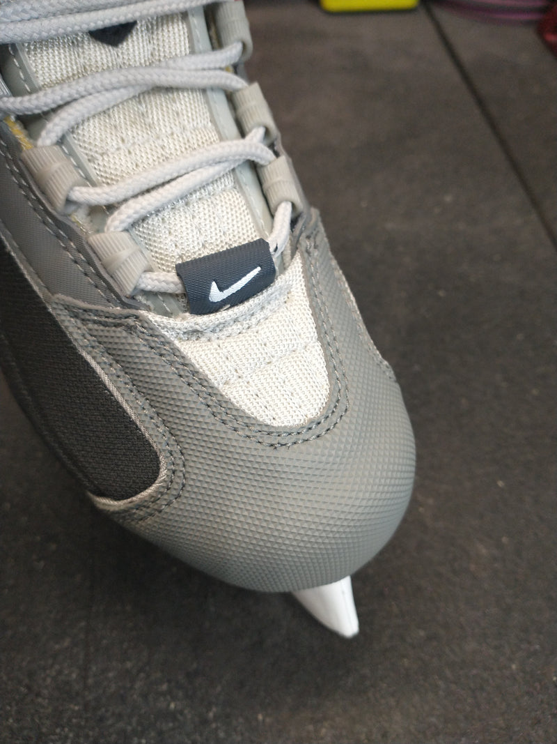 Load image into Gallery viewer, Nike Ice Skates Size Youth 1
