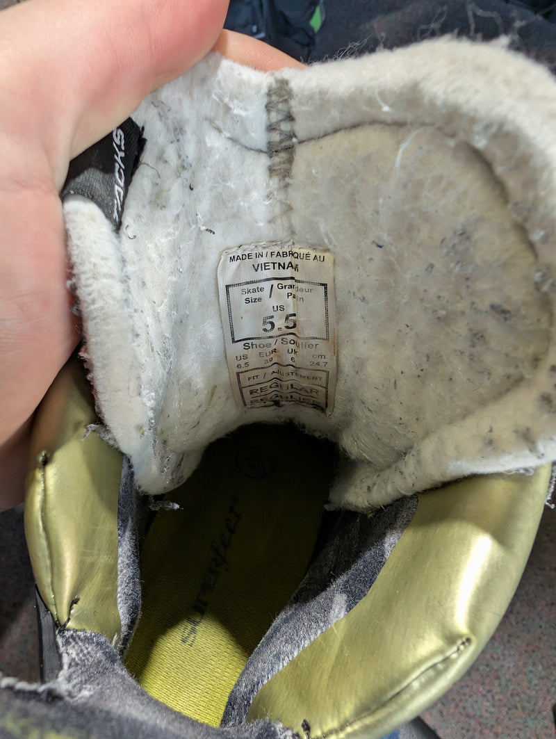 Load image into Gallery viewer, Used CCM Tacks AS-590 Size 5.5 Regular Width Intermediate Hockey Skates
