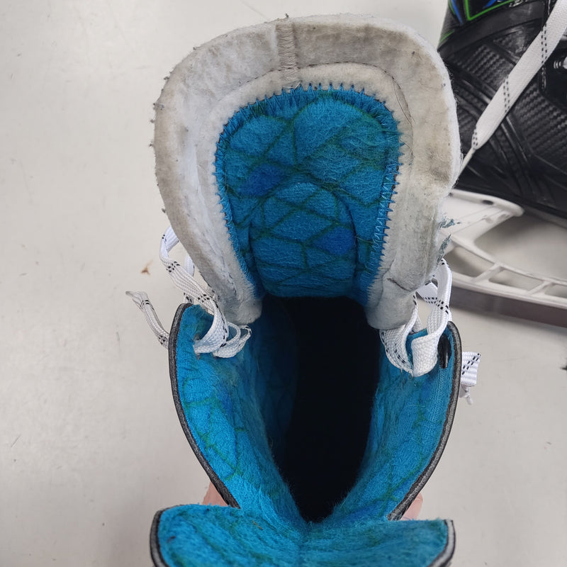 Load image into Gallery viewer, Used Bauer XLP Hockey Skates Size 2
