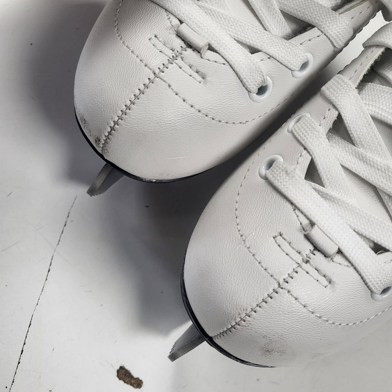 Load image into Gallery viewer, Lake Placid figure skates slightly used size 3
