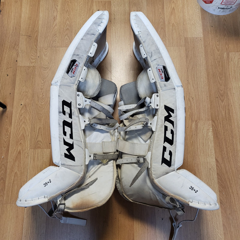 Load image into Gallery viewer, Used CCM Extreme Flex 500 35+2" Goalie Leg Pads
