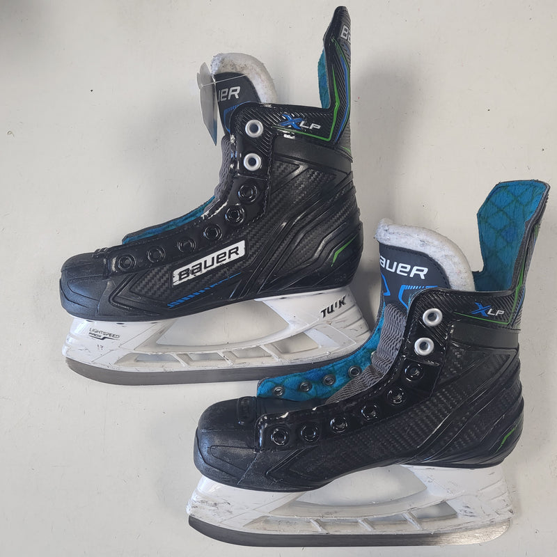 Load image into Gallery viewer, Used Bauer X-LP Hockey Skates - Size Junior 2
