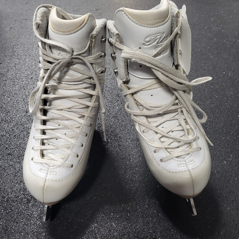 Load image into Gallery viewer, Slightly Used Jackson Flex Figure Skates Size 3 W
