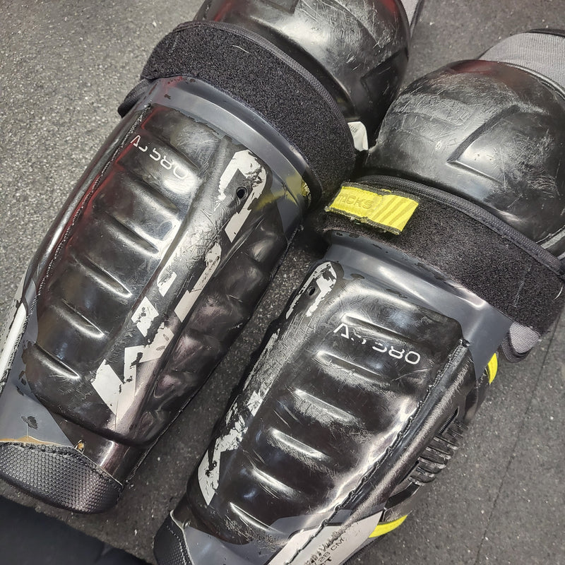 Load image into Gallery viewer, Used CCM Tacks AS580 Hockey Shin Guards 11"
