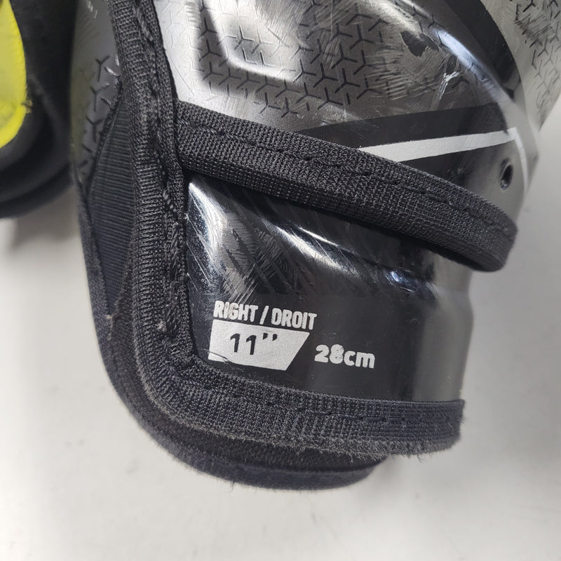 Load image into Gallery viewer, Used Warrior Alpha LX 40 Shin Guards 11 Inch
