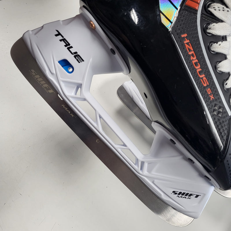 Load image into Gallery viewer, Used True HZRDUS 5X Size 4.5R Ice Hockey Skates
