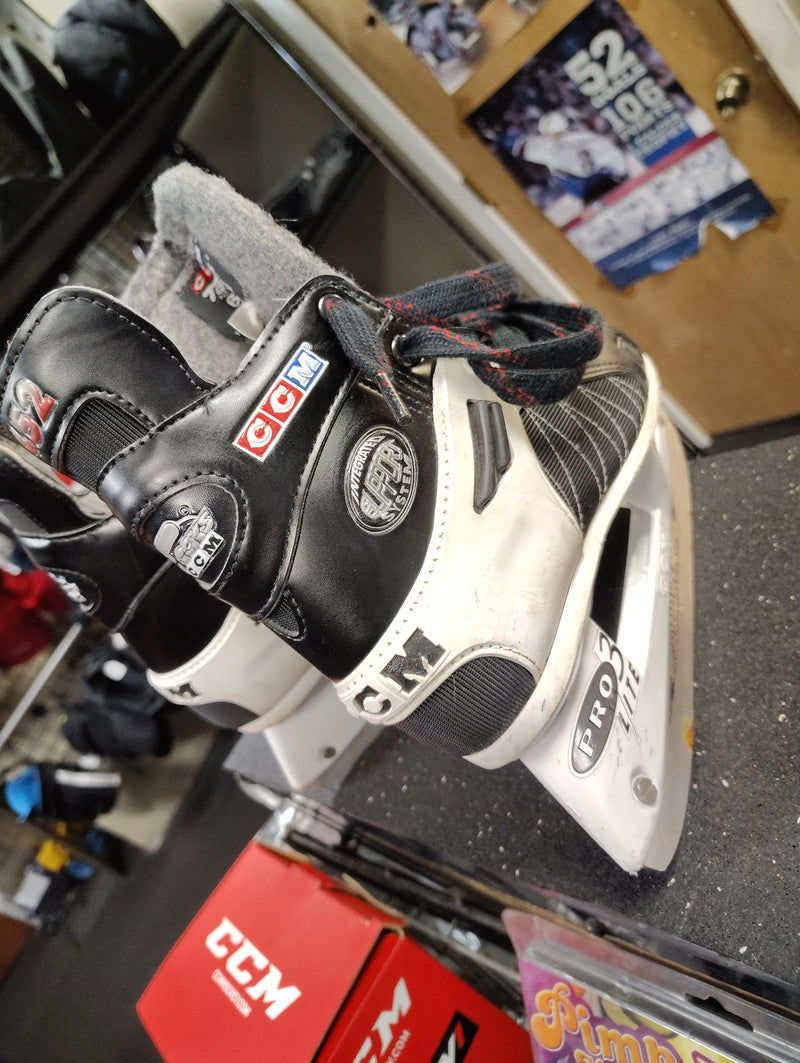 Load image into Gallery viewer, Used CCM 452 Tacks Hockey Skates Size 6.5
