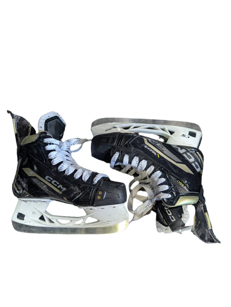 Load image into Gallery viewer, Used CCM Tacks AS-590 Size 5.5 Regular Width Intermediate Hockey Skates
