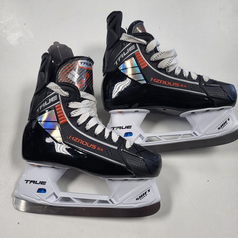 Load image into Gallery viewer, Used True HZRDUS 5X Size 4.5R Ice Hockey Skates
