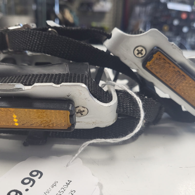 Load image into Gallery viewer, Used Wellgo Bike Pedals w/straps
