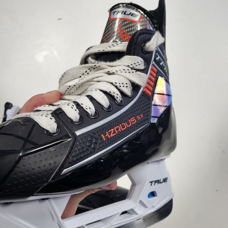 Load image into Gallery viewer, Used True HZRDUS 5X Size 4.5R Ice Hockey Skates
